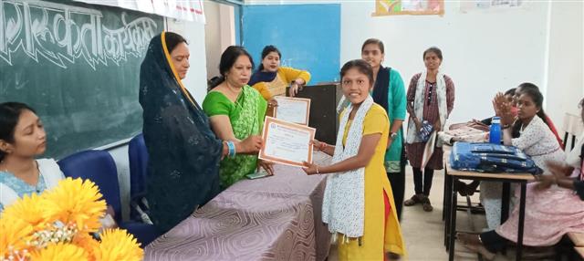 प्राइज डिस्ट्रीब्यूशन 
